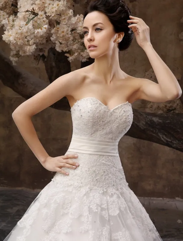 Floor-Length White Bridal Ball Gown Wedding Gown With Sweetheart Neck Applique