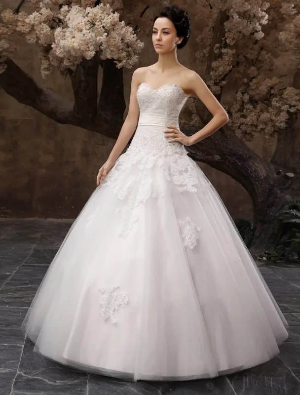 Floor-Length White Bridal Ball Gown Wedding Gown With Sweetheart Neck Applique