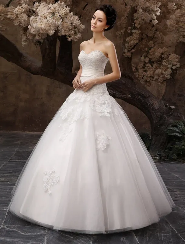 Floor-Length White Bridal Ball Gown Wedding Gown With Sweetheart Neck Applique