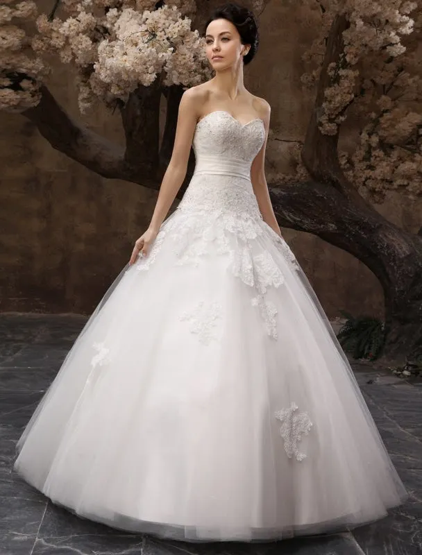 Floor-Length White Bridal Ball Gown Wedding Gown With Sweetheart Neck Applique