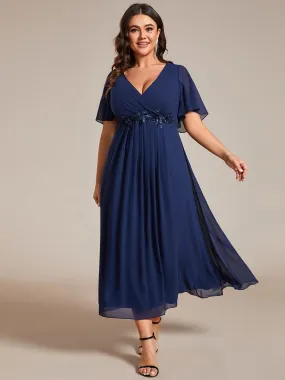 Robe d'invité de mariage mi-longue en mousseline de soie à col en V de grande taille avec applique à la taille